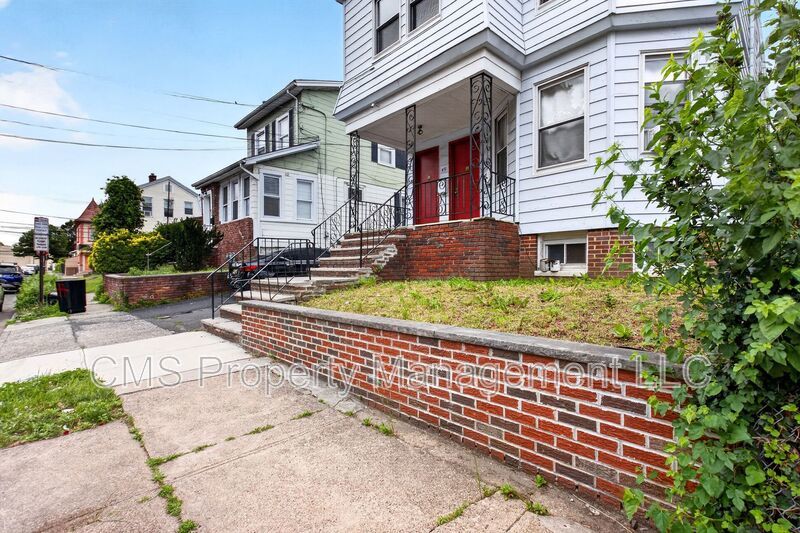 49 Welland Ave, 2nd Floor property image