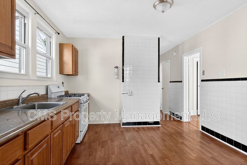 49 Welland Ave, 2nd Floor property image