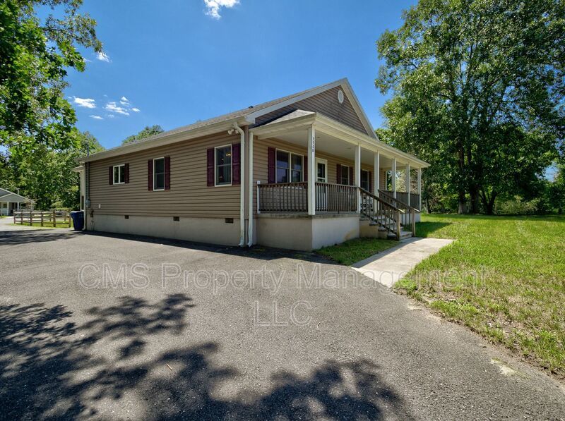 756 Lakehurst Rd, Unit B property image