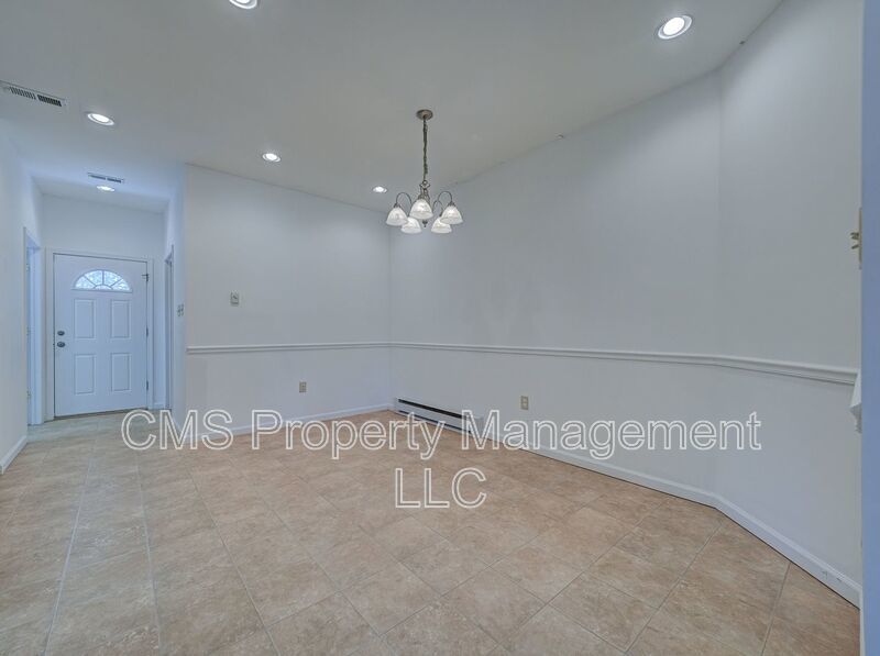 756 Lakehurst Rd, Unit B property image