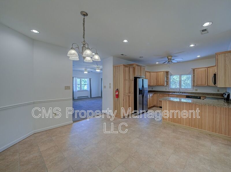 756 Lakehurst Rd, Unit B property image