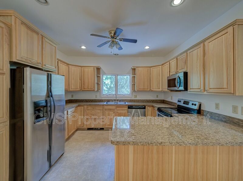 756 Lakehurst Rd, Unit B property image