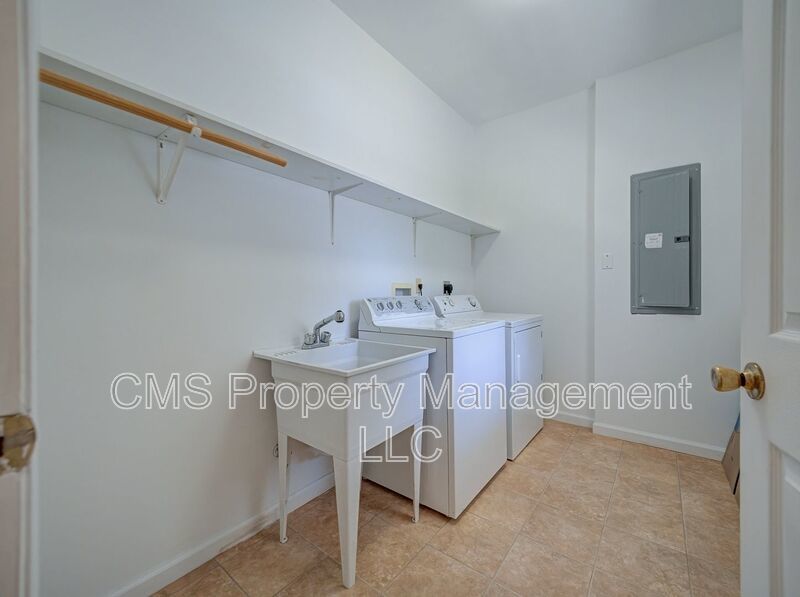 756 Lakehurst Rd, Unit B property image