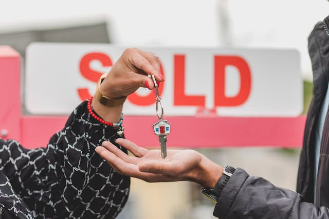 sold-house-handing-keys